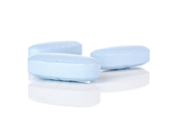Синие медицинские таблетки изолированы на белом
