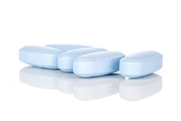 Синие медицинские таблетки изолированы на белом
