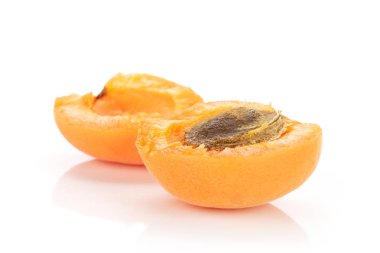 Beyaz üzerinde izole taze portakal kayısı