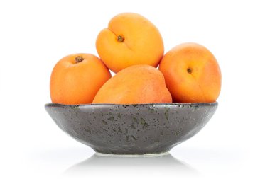 Beyaz üzerinde izole taze portakal kayısı