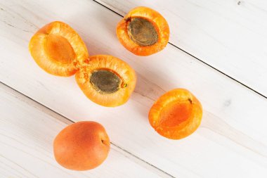 Gri ahşap üzerinde taze turuncu kayısı