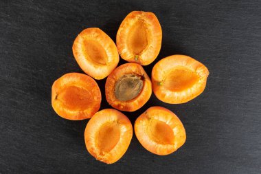 Gri taştan taze portakal kayısı