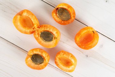 Gri ahşap üzerinde taze turuncu kayısı