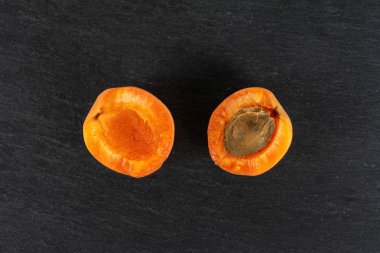 Gri taştan taze portakal kayısı