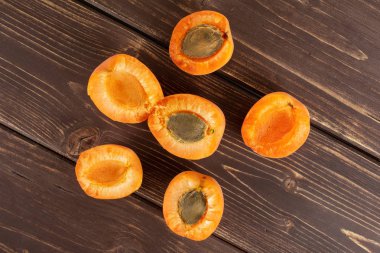 Kahverengi ahşap üzerinde taze turuncu kayısı