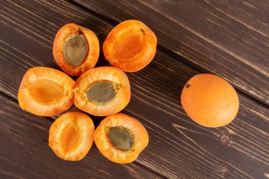 Kahverengi ahşap üzerinde taze turuncu kayısı