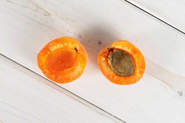 Gri ahşap üzerinde taze turuncu kayısı