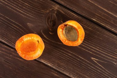 Kahverengi ahşap üzerinde taze turuncu kayısı