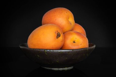 Siyah cam üzerinde izole taze turuncu kayısı