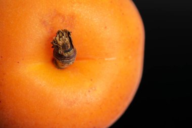 Siyah cam üzerinde izole taze turuncu kayısı