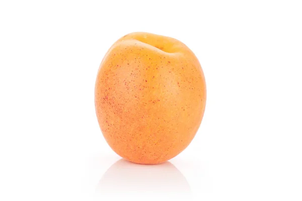 Φρέσκο πορτοκαλί βερίκοκο απομονωμένο σε λευκό — Φωτογραφία Αρχείου