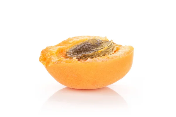 Свежий апельсиновый абрикос изолирован на белом — стоковое фото