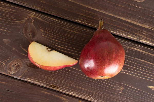 Anjou pera roja sobre madera marrón — Foto de Stock