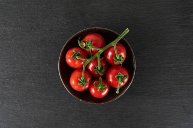Gri taş üzerine kırmızı kiraz domates