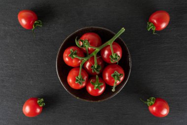 Gri taş üzerine kırmızı kiraz domates