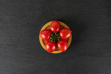 Gri taş üzerine kırmızı kiraz domates