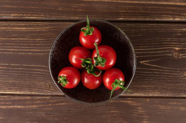 Kahverengi ahşap kırmızı kiraz domates