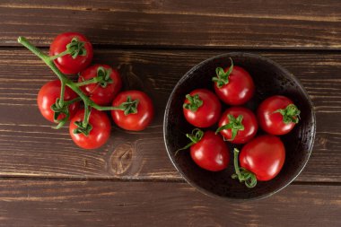 Kahverengi ahşap kırmızı kiraz domates