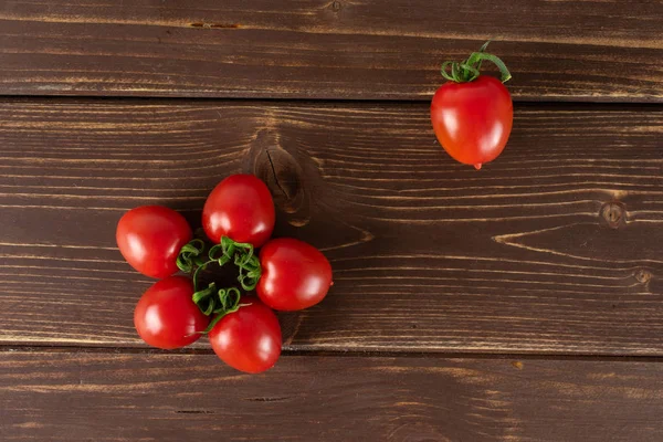 Tomate cereja vermelho em madeira marrom — Fotografia de Stock