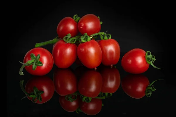 Kırmızı kiraz domates siyah cam izole — Stok fotoğraf