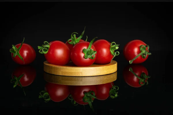 Tomate rojo cereza aislado en vidrio negro — Foto de Stock