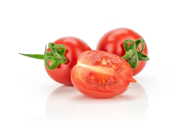 Tomate rojo cereza aislado en blanco — Foto de Stock