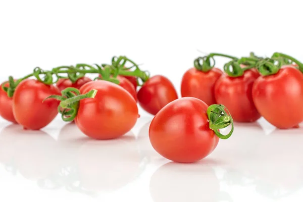 Tomate rojo cereza aislado en blanco —  Fotos de Stock