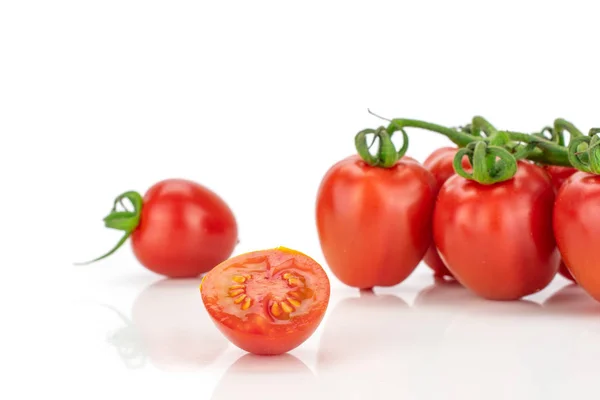 Κόκκινη ντομάτα κεράσι απομονωμένη σε λευκό — Φωτογραφία Αρχείου