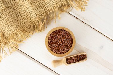 Gri ahşap üzerinde kırmızı Quinoa tohumları