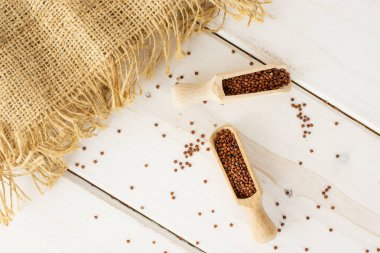 Gri ahşap üzerinde kırmızı Quinoa tohumları