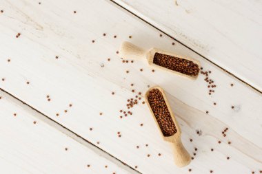 Gri ahşap üzerinde kırmızı Quinoa tohumları