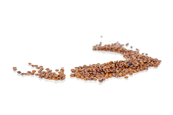 Kırmızı Quinoa tohumları beyaz izole — Stok fotoğraf