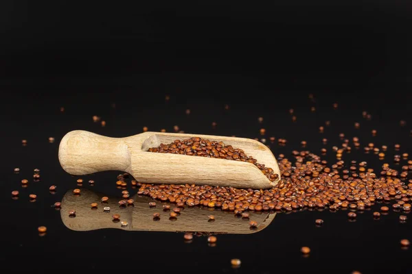 Rode quinoa zaden geïsoleerd op zwart glas — Stockfoto