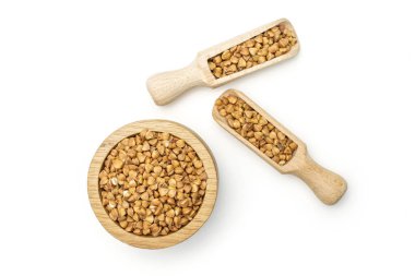 Çiğ karabuğday tanesi beyaz izole