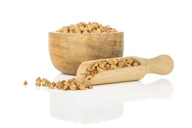 Çiğ karabuğday tanesi beyaz izole