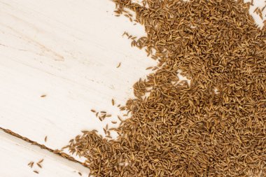 Gri ahşap üzerinde kuru caraway meyve