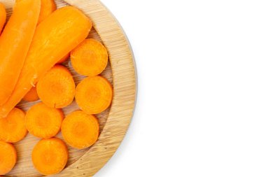 Soyulmuş bebek havuç beyaz izole