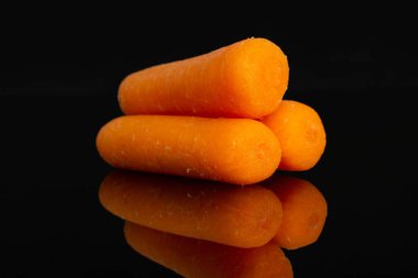 Siyah cam üzerine izole soyulmuş bebek havuç