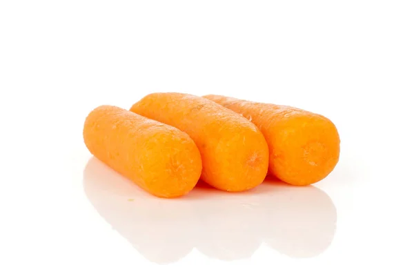 Carota sbucciata isolata su bianco — Foto Stock