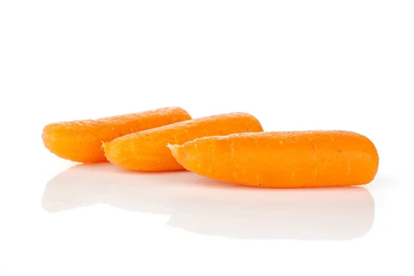 Carota sbucciata isolata su bianco — Foto Stock