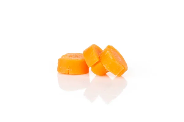 Zanahoria bebé pelada aislada en blanco —  Fotos de Stock