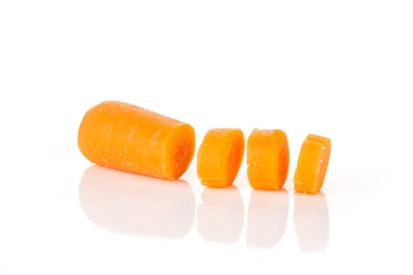 Очищенная морковка изолирована на белом — стоковое фото