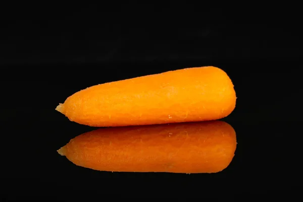 Zanahoria bebé pelada aislada en vidrio negro —  Fotos de Stock
