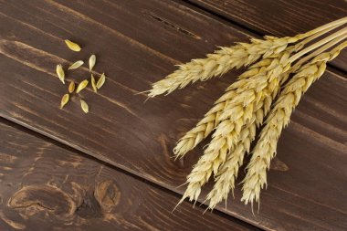 Kahverengi ahşap olgun ekmek buğday