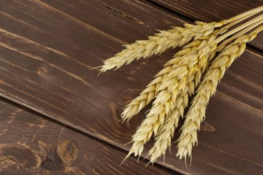 Kahverengi ahşap olgun ekmek buğday