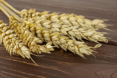 Kahverengi ahşap olgun ekmek buğday