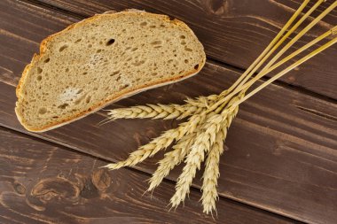Kahverengi ahşap çavdar buğday ekmeği