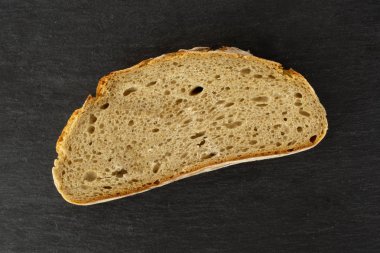 Gri taş üzerine çavdar buğday ekmeği