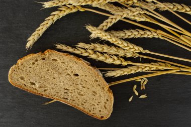 Gri taş üzerine çavdar buğday ekmeği