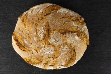 Gri taş üzerine çavdar buğday ekmeği